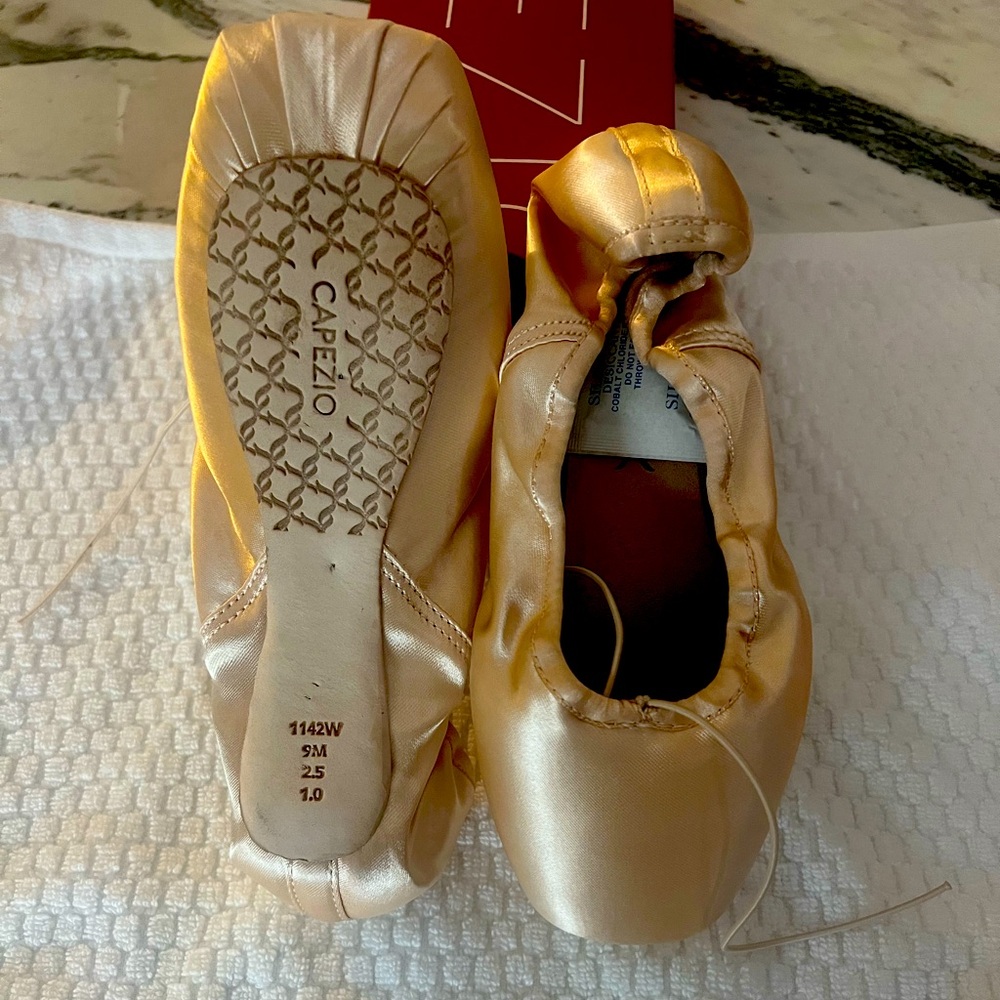 Capezio Ava pointe shoes 9M new!